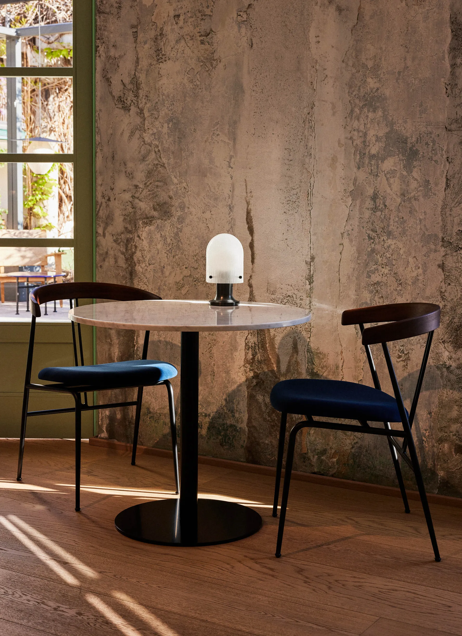 10012429-l2-gubi-10-dining-table-round-80x72-black-marble-whitecarrara