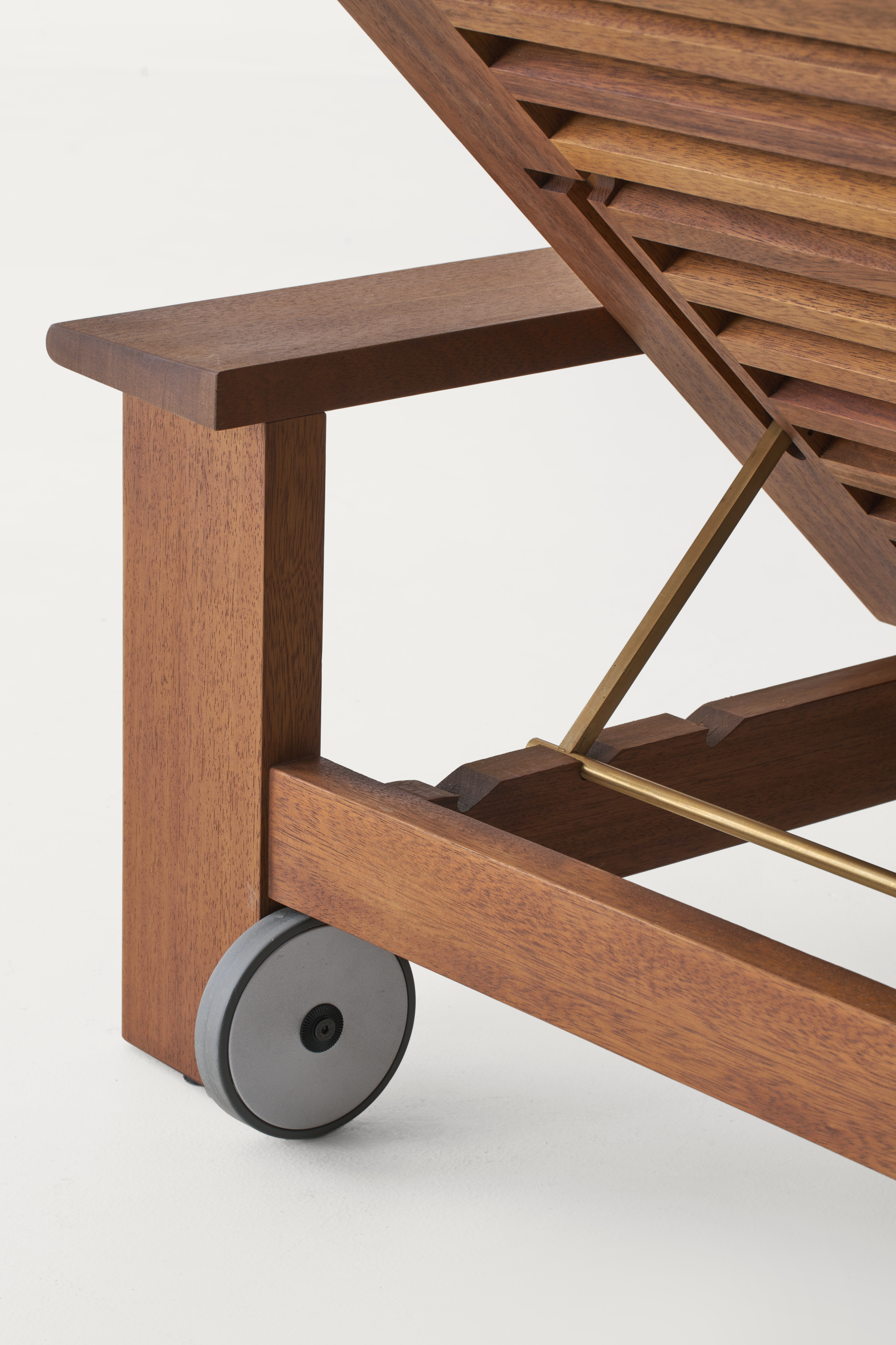 bassamfellows-cb-495-i-na-854000-rail-sun-lounger-detail-1