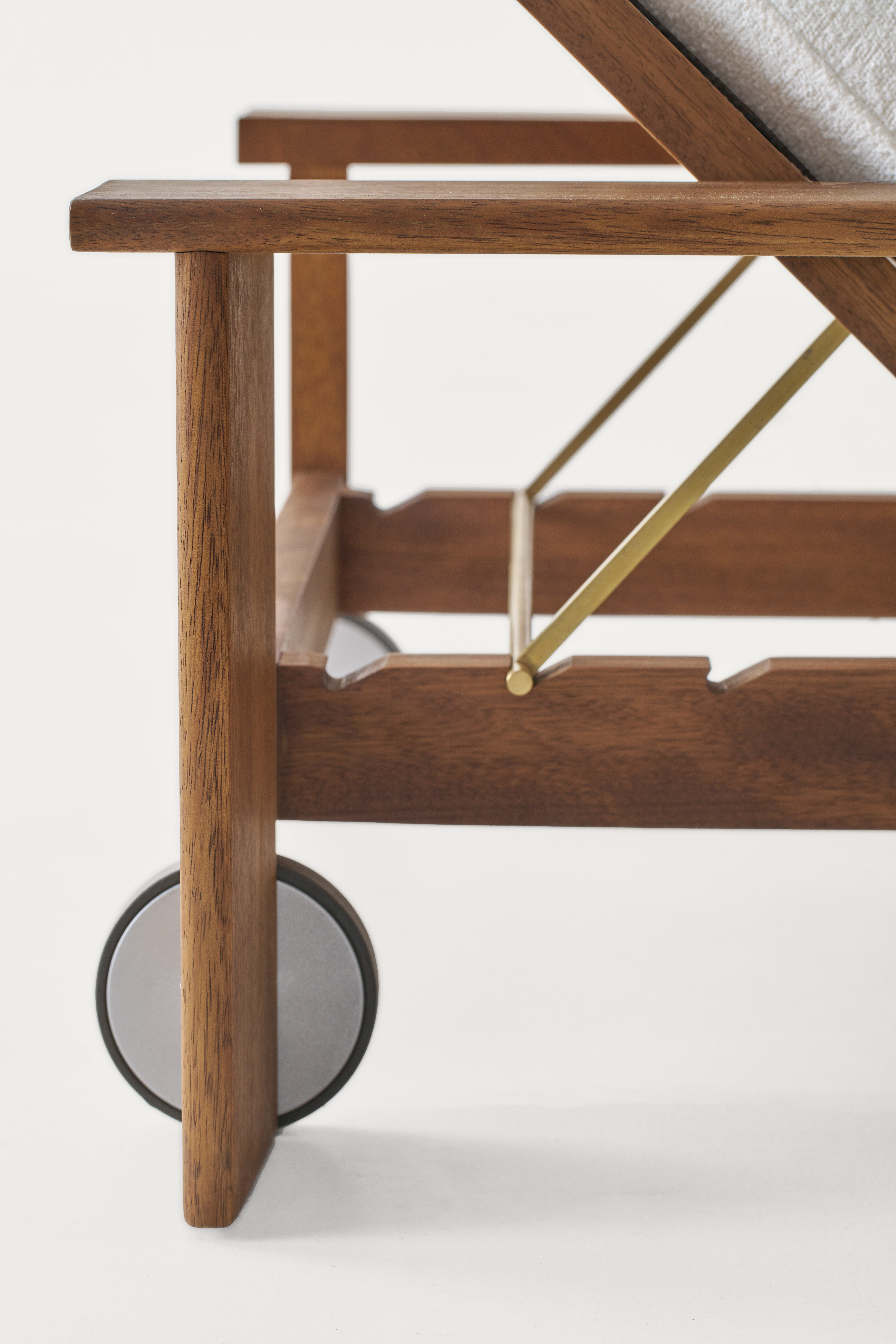 bassamfellows-cb-495-i-na-854000-rail-sun-lounger-detail-2