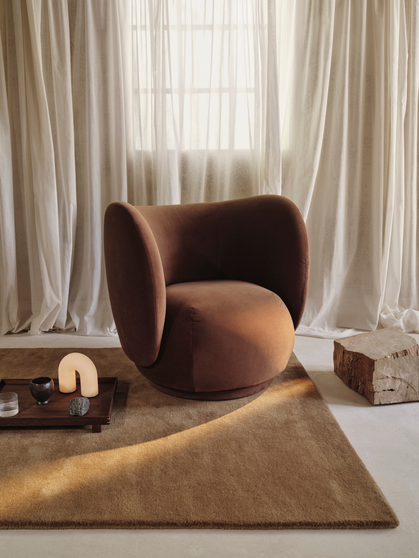 fermliving-aw24-ricoloungechair-richvelvet-36softbrown-1104269895-1